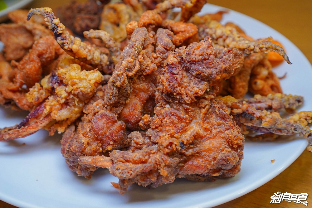 犁田鹹酥雞 | 埔里美食 在地人激推超大雞排 「豬蹄花、鹹酥雞、鹹豬肉、雞皮」都是必點 台中也有分店