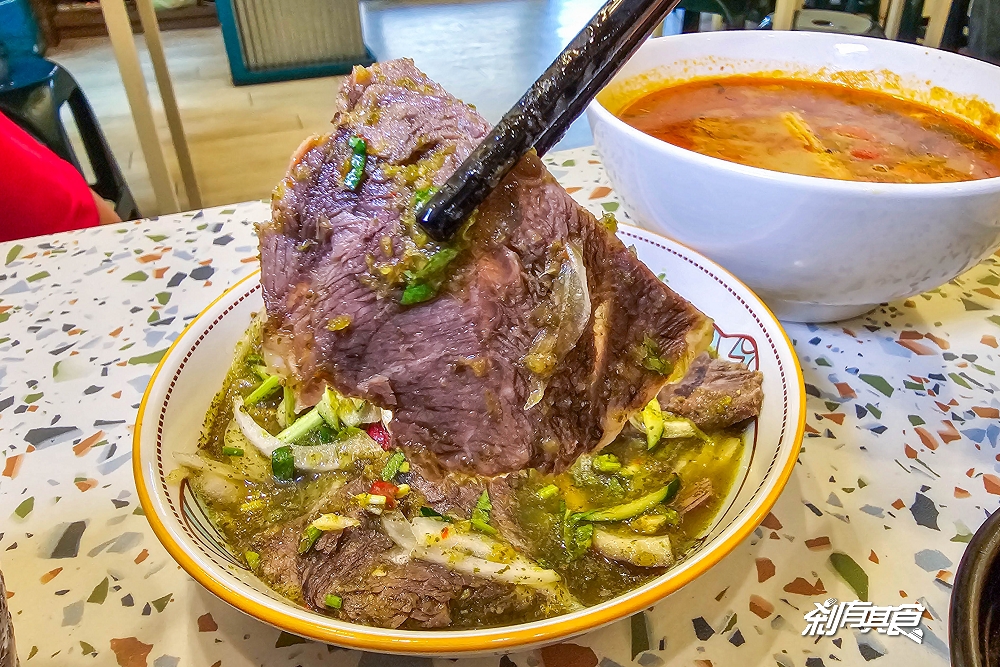 泰小葉 泰式風味小食 | 台中泰式料理 一秒回泰國！新菜上市「嘎拋葉炒豬肉飯、泰式酸辣炒mama麵」還有「打拋茄子豬飯、泰式炸雞翅、泰式香茅冰茶」也是必點