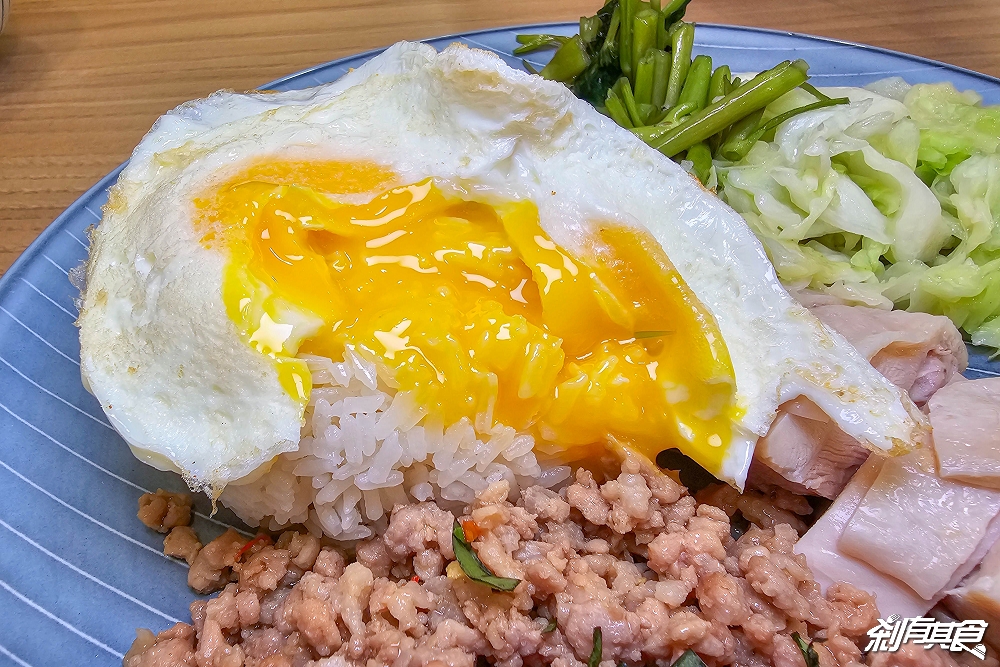 老陳海南雞飯博館店 | 台中北區美食 科博館人氣好吃「海南雞飯、打拋豬飯」蔥薑醬超讚要加爆 雞湯免費喝