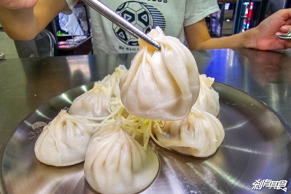 籠湯籠吸手作湯包 | 台中北區早餐 有諧音梗的好吃噴汁湯包 現點現包現蒸 加薑加辣更好吃