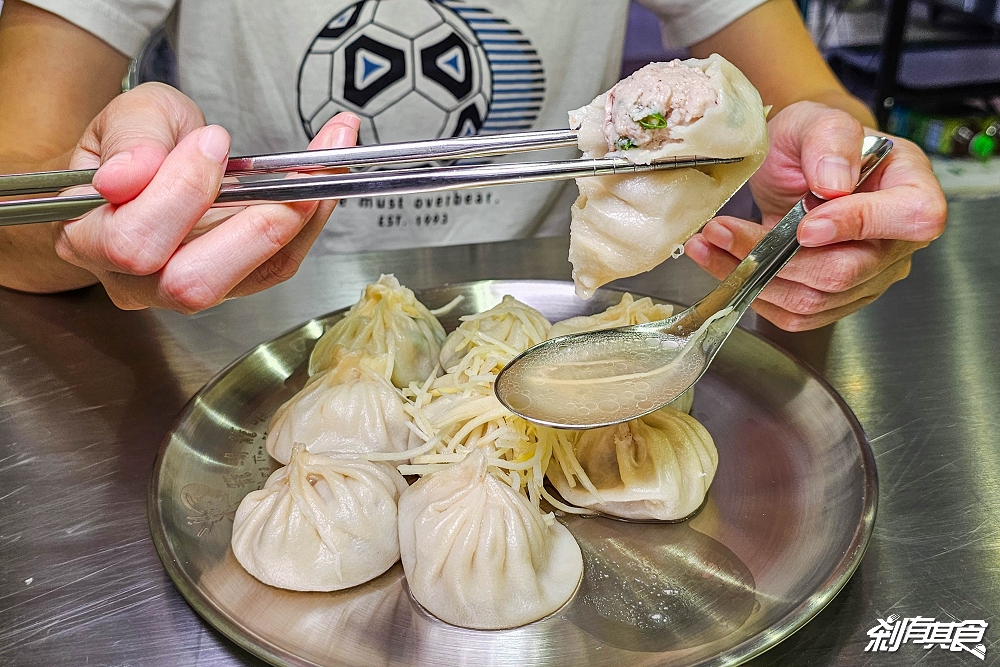 籠湯籠吸手作湯包 | 台中北區早餐 有諧音梗的好吃噴汁湯包 現點現包現蒸 加薑加辣更好吃