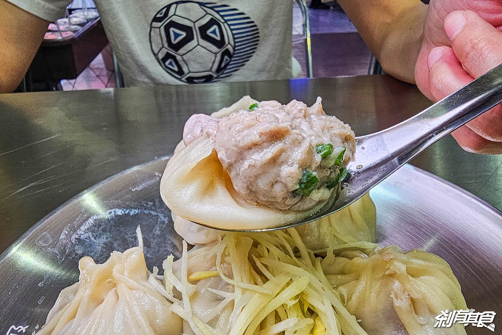 籠湯籠吸手作湯包 | 台中北區早餐 有諧音梗的好吃噴汁湯包 現點現包現蒸 加薑加辣更好吃