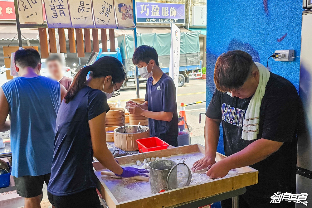 籠湯籠吸手作湯包 | 台中北區早餐 有諧音梗的好吃噴汁湯包 現點現包現蒸 加薑加辣更好吃