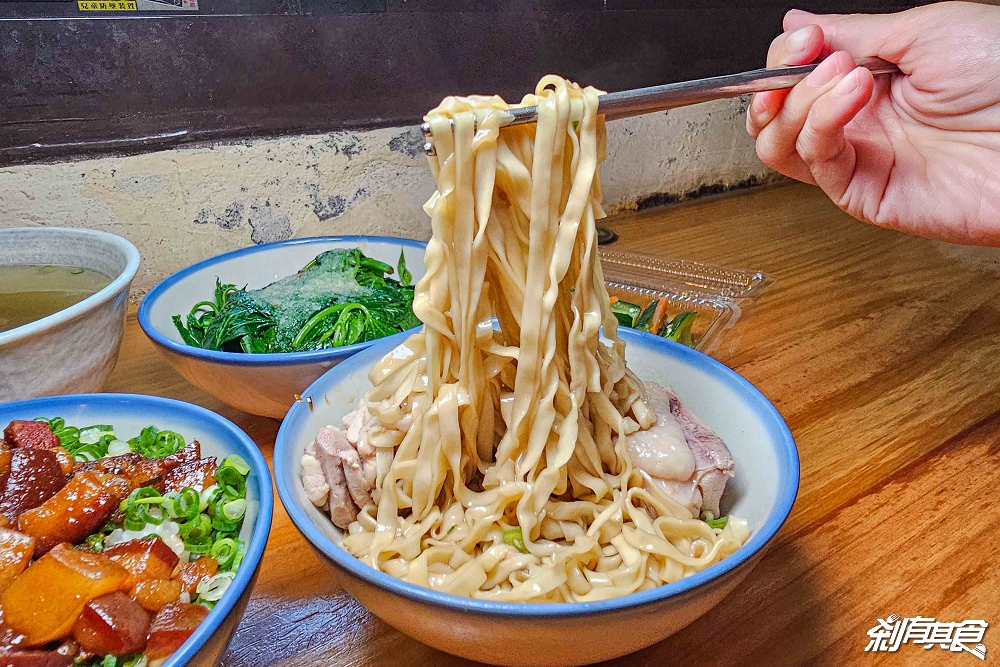 桂蘭麵 | 台中北區美食 隱藏巷子老宅裡的好吃乾麵 手切滷肉飯爆多蔥 隔間肉湯