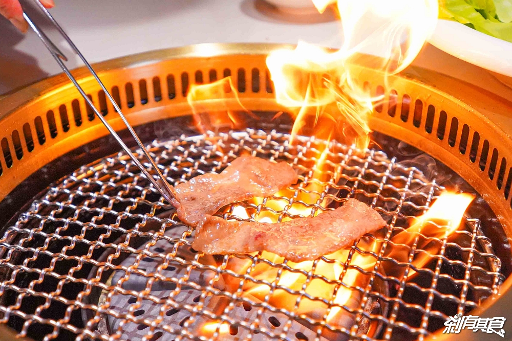 屋馬燒肉 | 台中燒肉推薦 金愛燒肉雙人套餐 7種肉品「雪梅鹽、秘製醬」9種醬料吃法讓你吃不膩 台中購物節限時登場