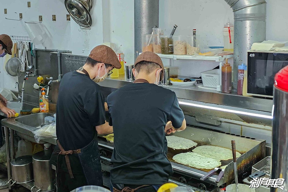 台中蛋餅 | 鄉味台南古早味粉漿蛋餅 「剝皮辣椒、九層塔」粉漿蛋餅 燒餅也好吃 台中北區美食