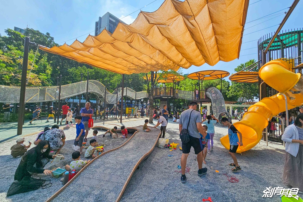 台中北屯兒童公園 | 台中特色公園 林間探索遊戲場超好玩 還有松鼠、鴿子 假日放電好去處