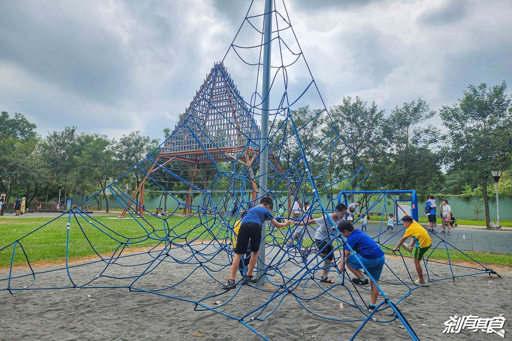 草屯酷比親子運動公園 | 南投景點 貨櫃溜滑梯、彈跳床、擺盪大索 南投親子景點 玩到不想回家