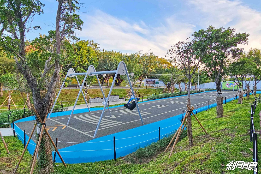 台中特色公園 「飛行美樂地」特色遊戲場 飛碟造型滑梯 全台最長32米雙軌滑索 水湳中央公園 假日放電好去處