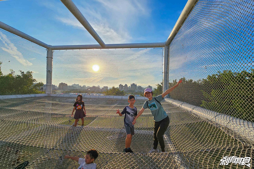 台中特色公園 「飛行美樂地」特色遊戲場 飛碟造型滑梯 全台最長32米雙軌滑索 水湳中央公園 假日放電好去處