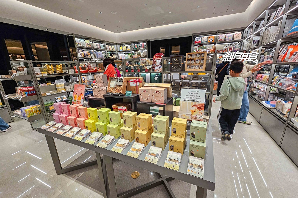 TSUTAYA BOOKSTORE 蔦屋書店台中老佛爺店 | 台中咖啡 居然有自助吧吃到飽 「SHARE LOUNGE」咖啡、冰淇淋零食吃到飽