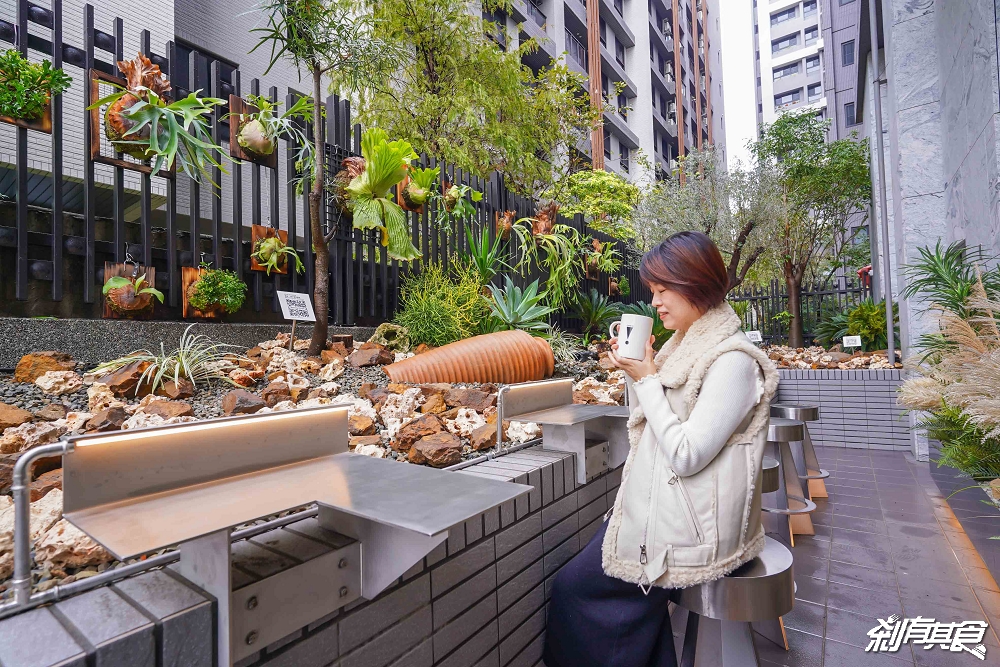 CAFEIN台中機捷門市，台中北屯美食，都市叢林中的咖啡秘境 300年銀葉橄欖樹必拍 烤糖世界冠軍拿鐵、蜷尾家地瓜吐司