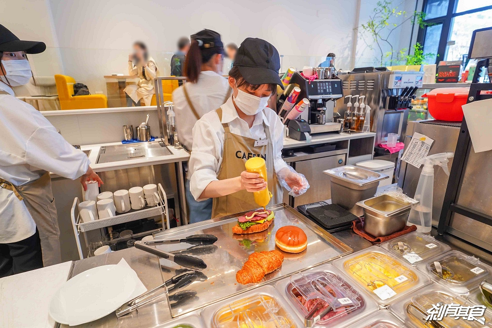 CAFEIN台中機捷門市，台中北屯美食，都市叢林中的咖啡秘境 300年銀葉橄欖樹必拍 烤糖世界冠軍拿鐵、蜷尾家地瓜吐司