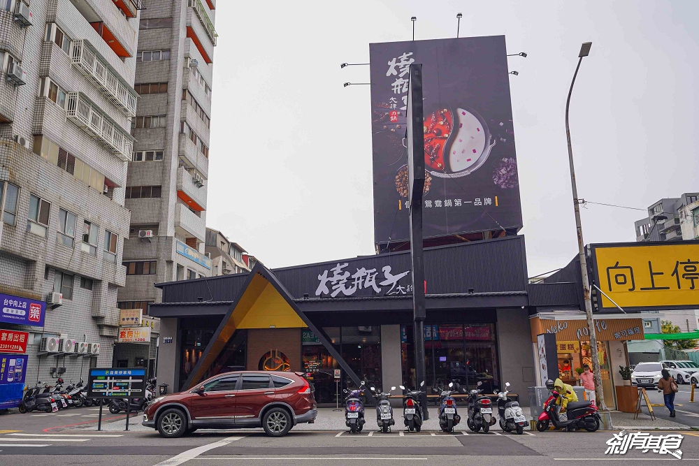 燒瓶子美村店，台中火鍋，超浮誇龍蝦海鮮船、肉肉火山、羊肉火鍋 棉花糖飲料冰品吃到飽 下午沒休息宵夜到2點