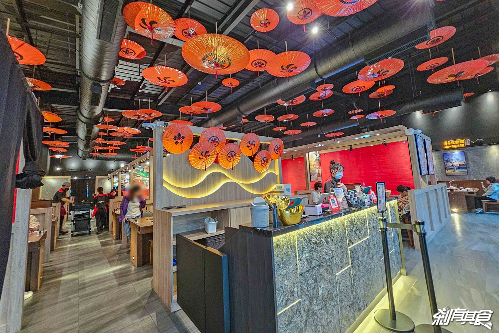 燒瓶子美村店，台中火鍋，超浮誇龍蝦海鮮船、肉肉火山、羊肉火鍋 棉花糖飲料冰品吃到飽 下午沒休息宵夜到2點