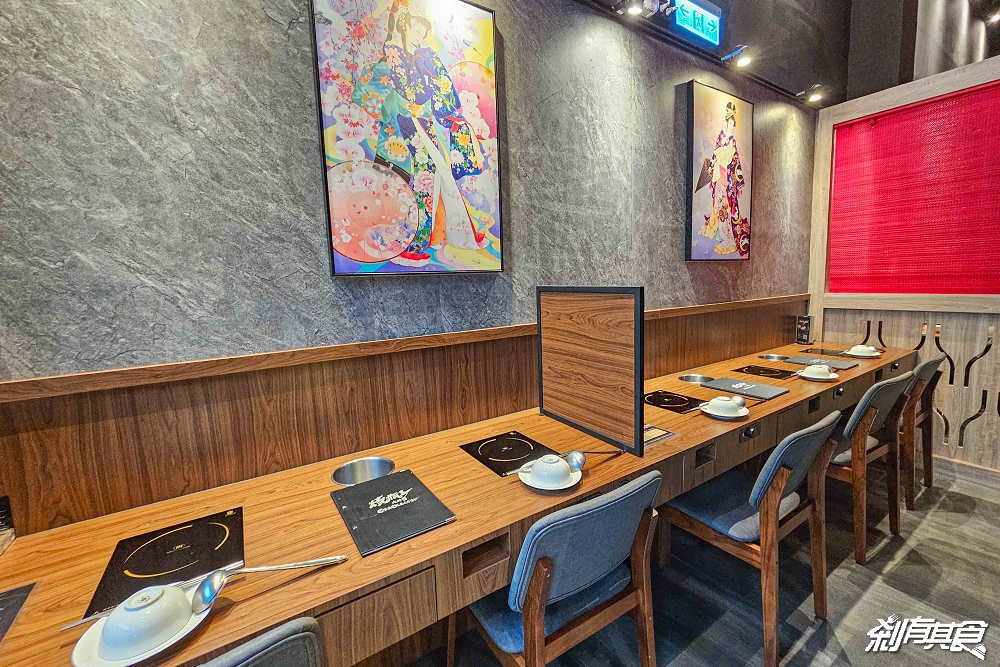 燒瓶子美村店，台中火鍋，超浮誇龍蝦海鮮船、肉肉火山、羊肉火鍋 棉花糖飲料冰品吃到飽 下午沒休息宵夜到2點