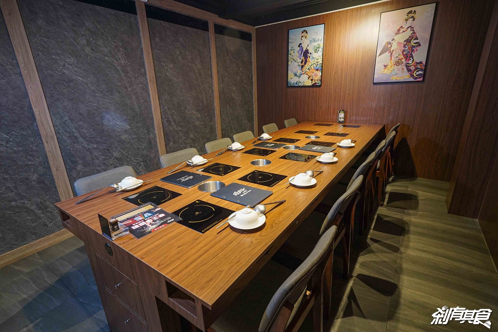 燒瓶子美村店，台中火鍋，超浮誇龍蝦海鮮船、肉肉火山、羊肉火鍋 棉花糖飲料冰品吃到飽 下午沒休息宵夜到2點