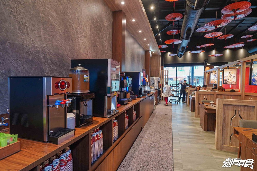 燒瓶子美村店，台中火鍋，超浮誇龍蝦海鮮船、肉肉火山、羊肉火鍋 棉花糖飲料冰品吃到飽 下午沒休息宵夜到2點