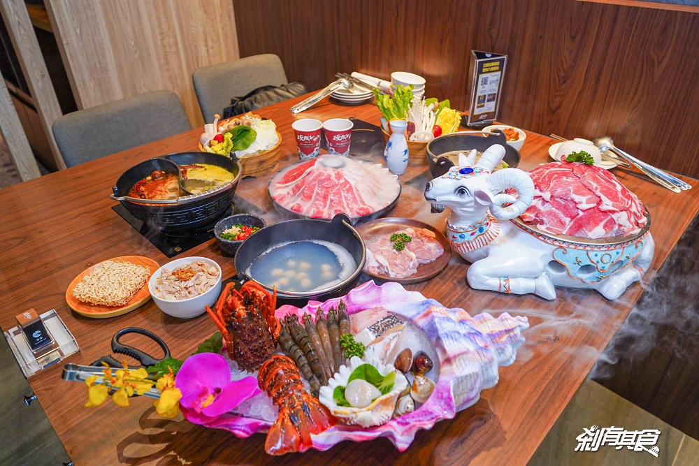 燒瓶子美村店，台中火鍋，超浮誇龍蝦海鮮船、肉肉火山、羊肉火鍋 棉花糖飲料冰品吃到飽 下午沒休息宵夜到2點