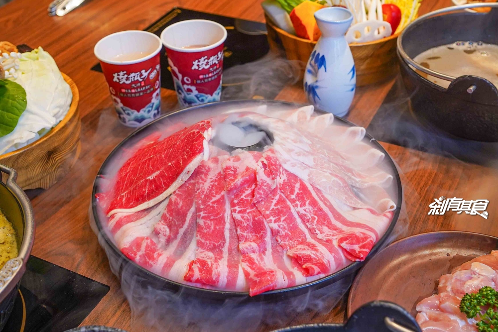 燒瓶子美村店，台中火鍋，超浮誇龍蝦海鮮船、肉肉火山、羊肉火鍋 棉花糖飲料冰品吃到飽 下午沒休息宵夜到2點