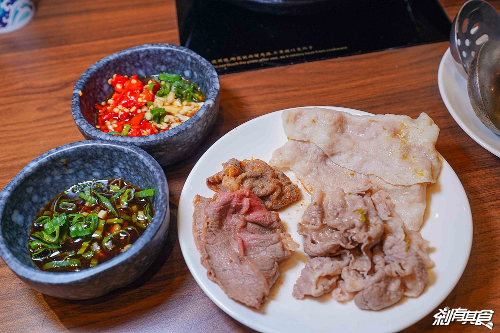燒瓶子美村店，台中火鍋，超浮誇龍蝦海鮮船、肉肉火山、羊肉火鍋 棉花糖飲料冰品吃到飽 下午沒休息宵夜到2點