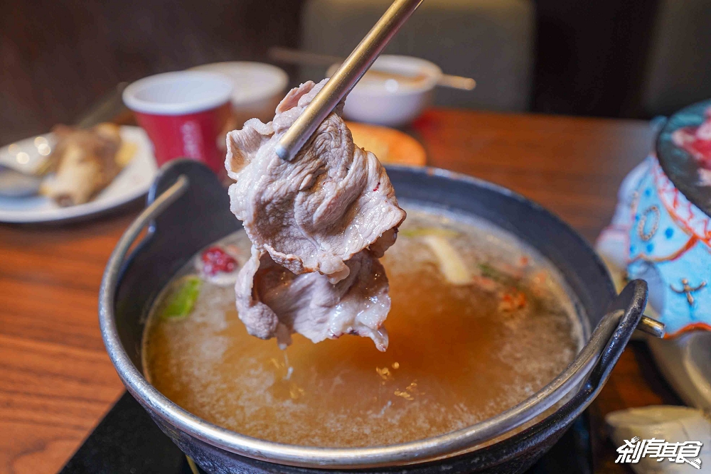 燒瓶子美村店，台中火鍋，超浮誇龍蝦海鮮船、肉肉火山、羊肉火鍋 棉花糖飲料冰品吃到飽 下午沒休息宵夜到2點
