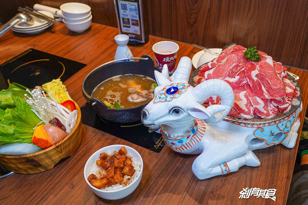燒瓶子美村店，台中火鍋，超浮誇龍蝦海鮮船、肉肉火山、羊肉火鍋 棉花糖飲料冰品吃到飽 下午沒休息宵夜到2點
