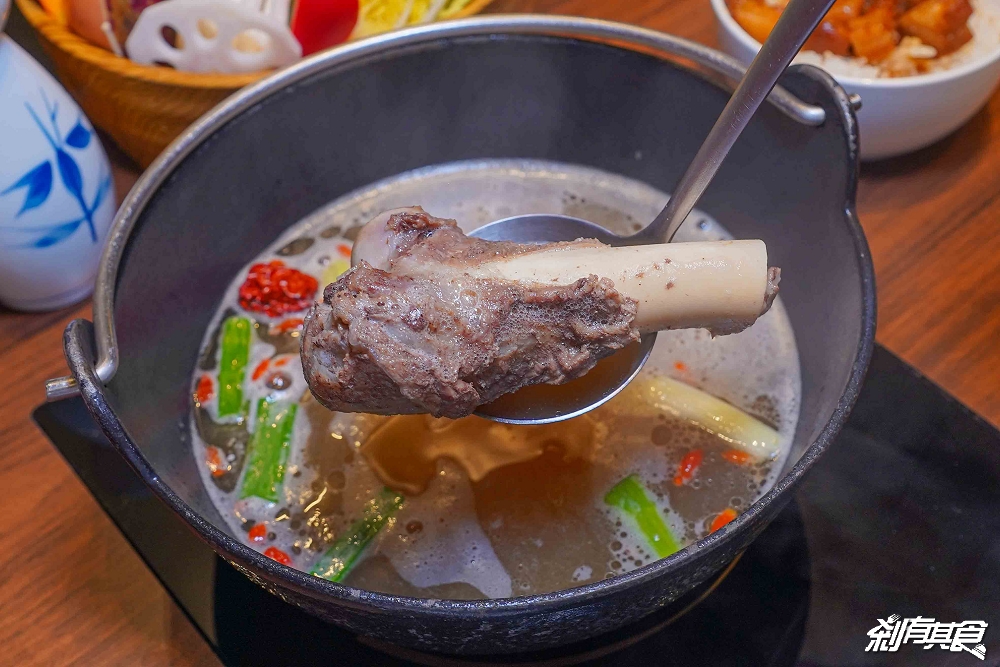 燒瓶子美村店，台中火鍋，超浮誇龍蝦海鮮船、肉肉火山、羊肉火鍋 棉花糖飲料冰品吃到飽 下午沒休息宵夜到2點