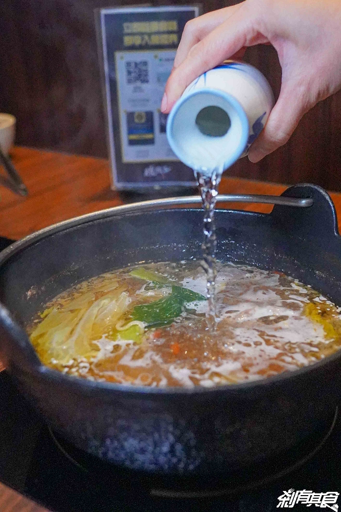 燒瓶子美村店，台中火鍋，超浮誇龍蝦海鮮船、肉肉火山、羊肉火鍋 棉花糖飲料冰品吃到飽 下午沒休息宵夜到2點