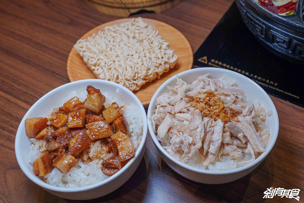 燒瓶子美村店，台中火鍋，超浮誇龍蝦海鮮船、肉肉火山、羊肉火鍋 棉花糖飲料冰品吃到飽 下午沒休息宵夜到2點