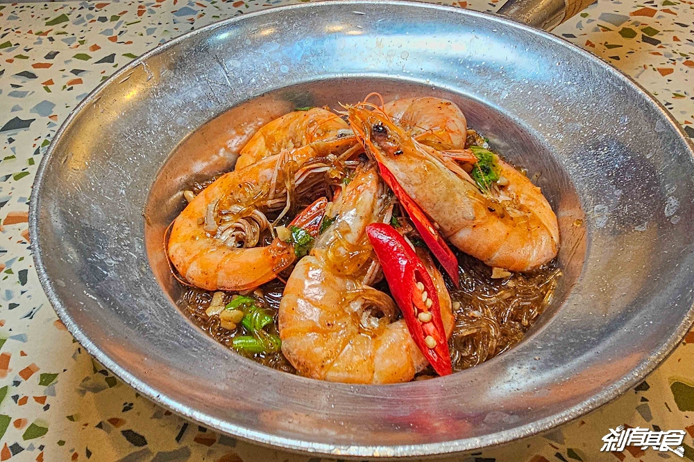 泰小葉泰國小吃店,台中泰式料理,一秒回泰國!新菜上市「鮮蝦粉絲煲、香蘭椰子醬烤土司、摩摩喳喳」還有「泰式炸雞翅、火山排骨」也是必點 泰小葉泰國小吃店,台中泰式料理,一秒回泰國!新菜上市「鮮蝦粉絲煲、香蘭椰子醬烤土司、摩摩喳喳」還有「泰式炸雞翅、火山排骨」也是必點