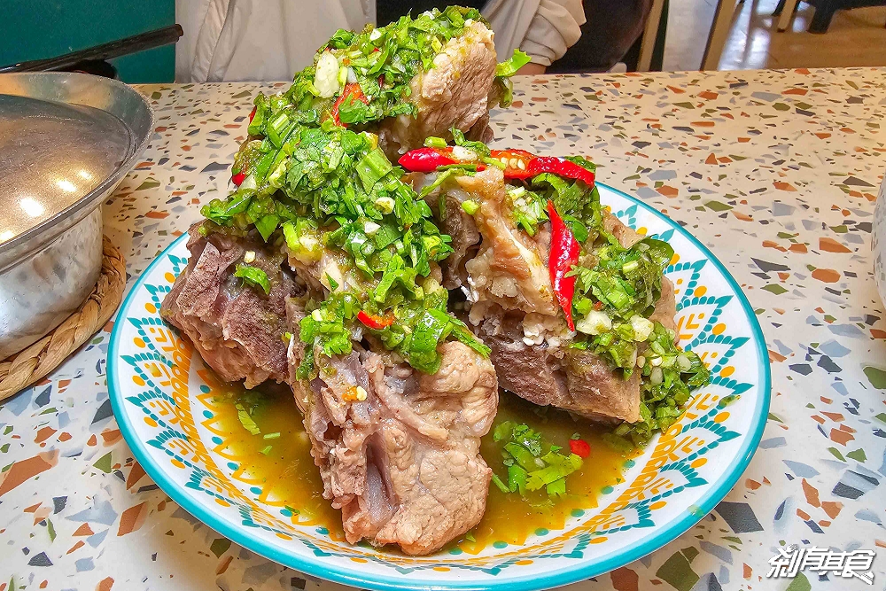 泰小葉泰國小吃店,台中泰式料理,一秒回泰國!新菜上市「鮮蝦粉絲煲、香蘭椰子醬烤土司、摩摩喳喳」還有「泰式炸雞翅、火山排骨」也是必點 泰小葉泰國小吃店,台中泰式料理,一秒回泰國!新菜上市「鮮蝦粉絲煲、香蘭椰子醬烤土司、摩摩喳喳」還有「泰式炸雞翅、火山排骨」也是必點