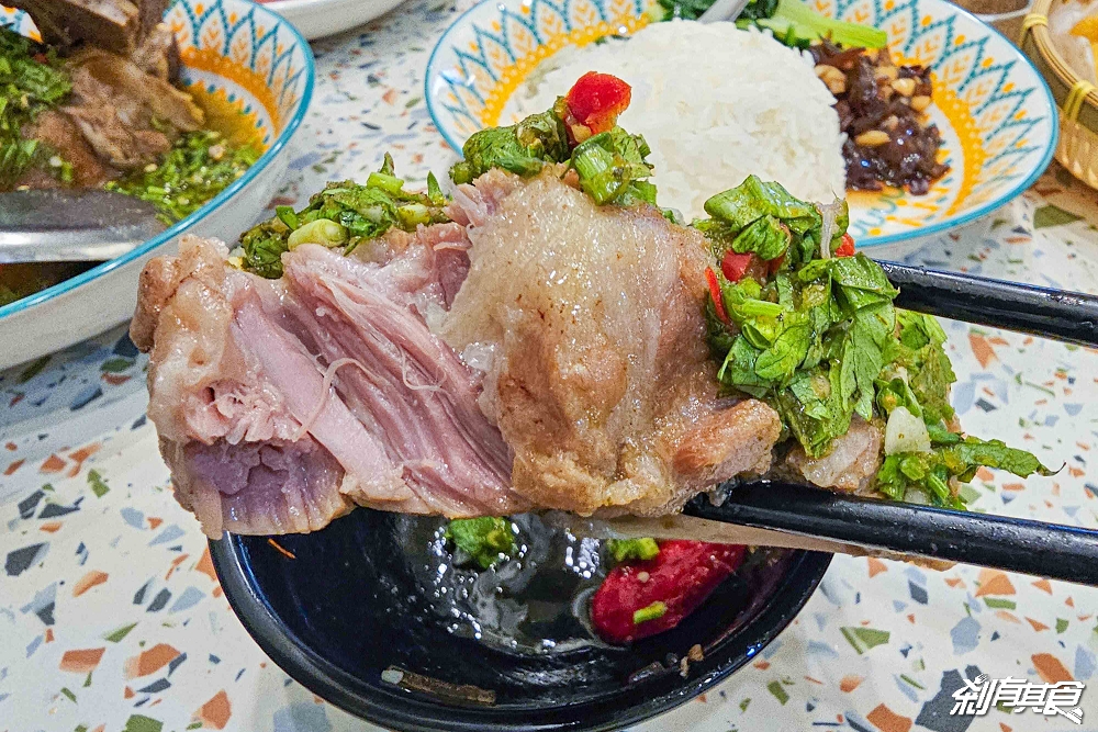 泰小葉泰國小吃店,台中泰式料理,一秒回泰國!新菜上市「鮮蝦粉絲煲、香蘭椰子醬烤土司、摩摩喳喳」還有「泰式炸雞翅、火山排骨」也是必點 泰小葉泰國小吃店,台中泰式料理,一秒回泰國!新菜上市「鮮蝦粉絲煲、香蘭椰子醬烤土司、摩摩喳喳」還有「泰式炸雞翅、火山排骨」也是必點