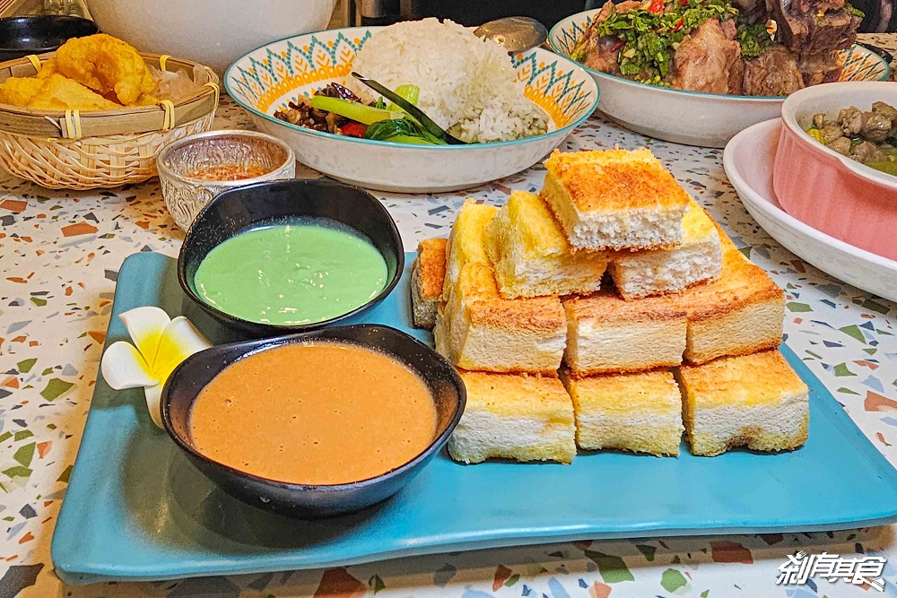 泰小葉泰國小吃店,台中泰式料理,一秒回泰國!新菜上市「鮮蝦粉絲煲、香蘭椰子醬烤土司、摩摩喳喳」還有「泰式炸雞翅、火山排骨」也是必點 泰小葉泰國小吃店,台中泰式料理,一秒回泰國!新菜上市「鮮蝦粉絲煲、香蘭椰子醬烤土司、摩摩喳喳」還有「泰式炸雞翅、火山排骨」也是必點