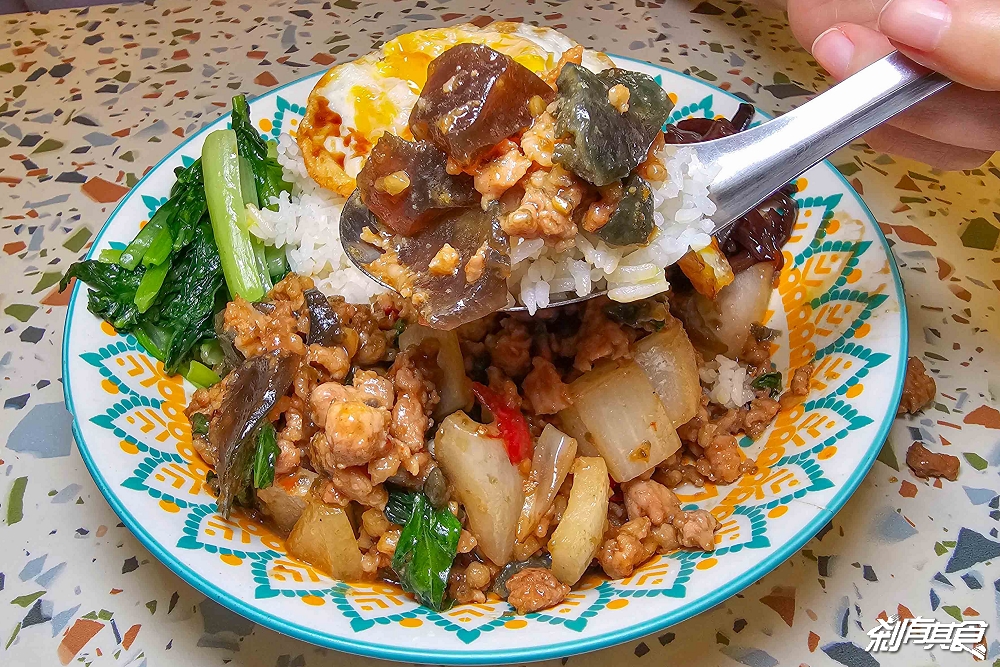 泰小葉泰國小吃店,台中泰式料理,一秒回泰國!新菜上市「鮮蝦粉絲煲、香蘭椰子醬烤土司、摩摩喳喳」還有「泰式炸雞翅、火山排骨」也是必點 泰小葉泰國小吃店,台中泰式料理,一秒回泰國!新菜上市「鮮蝦粉絲煲、香蘭椰子醬烤土司、摩摩喳喳」還有「泰式炸雞翅、火山排骨」也是必點