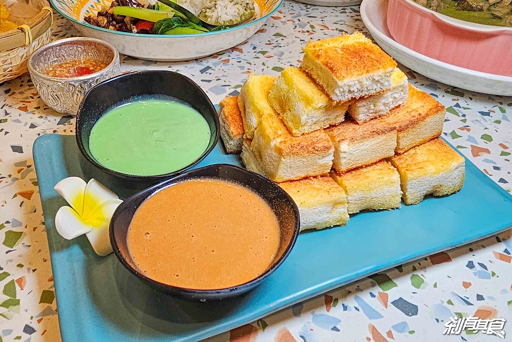 泰小葉泰國小吃店,台中泰式料理,一秒回泰國!新菜上市「鮮蝦粉絲煲、香蘭椰子醬烤土司、摩摩喳喳」還有「泰式炸雞翅、火山排骨」也是必點 泰小葉泰國小吃店,台中泰式料理,一秒回泰國!新菜上市「鮮蝦粉絲煲、香蘭椰子醬烤土司、摩摩喳喳」還有「泰式炸雞翅、火山排骨」也是必點