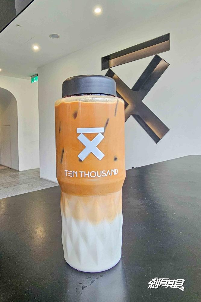 Ten thousand coffee台中店,紐約神級可頌 必喝10000咖啡 韓國1公升咖啡限量販售中 「提拉米蘇可頌、開心果鮮奶油可頌、維也納咖啡」 (菜單) Ten thousand coffee台中店,紐約神級可頌 必喝10000咖啡 韓國1公升咖啡限量販售中 「提拉米蘇可頌、開心果鮮奶油可頌、維也納咖啡」 (菜單)