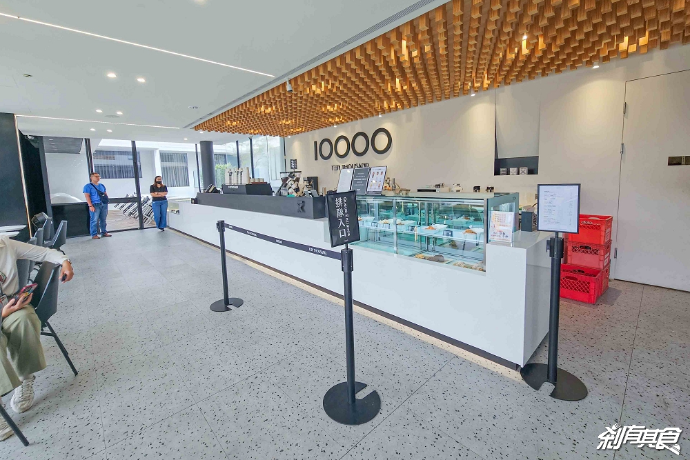 Ten thousand coffee台中店,紐約神級可頌 必喝10000咖啡 韓國1公升咖啡限量販售中 「提拉米蘇可頌、開心果鮮奶油可頌、維也納咖啡」 (菜單) Ten thousand coffee台中店,紐約神級可頌 必喝10000咖啡 韓國1公升咖啡限量販售中 「提拉米蘇可頌、開心果鮮奶油可頌、維也納咖啡」 (菜單)