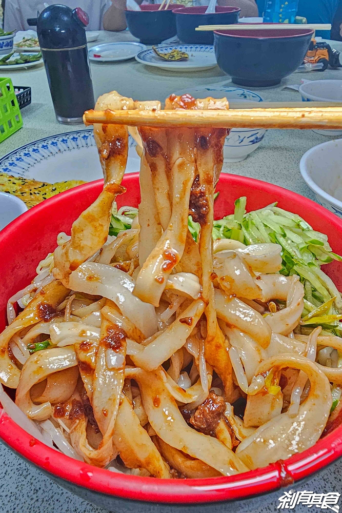 梅園餡餅粥，南投中興新村美食，40年老店不排隊吃不到「小米粥、牛肉餡餅」都是必點