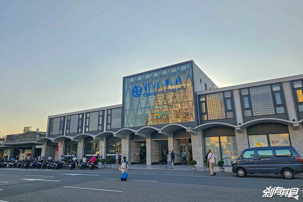 芊動彰化親子園區，彰化最新免費景點，坤悅開發打造「爬牆大貓、三隻小豬、貓咪巴士」夜間點燈也很美