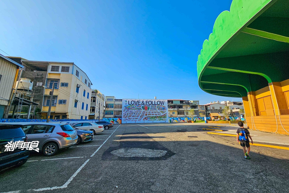 芊動彰化親子園區，彰化最新免費景點，坤悅開發打造「爬牆大貓、三隻小豬、貓咪巴士」夜間點燈也很美