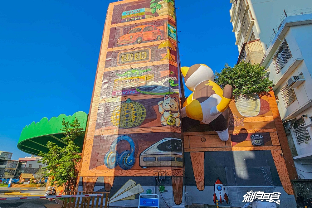 芊動彰化親子園區，彰化最新免費景點，坤悅開發打造「爬牆大貓、三隻小豬、貓咪巴士」夜間點燈也很美