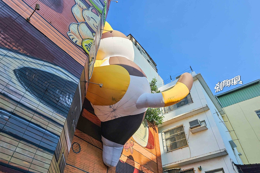 芊動彰化親子園區，彰化最新免費景點，坤悅開發打造「爬牆大貓、三隻小豬、貓咪巴士」夜間點燈也很美