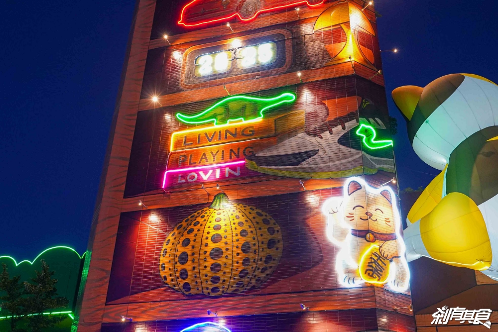 芊動彰化親子園區，彰化最新免費景點，坤悅開發打造「爬牆大貓、三隻小豬、貓咪巴士」夜間點燈也很美