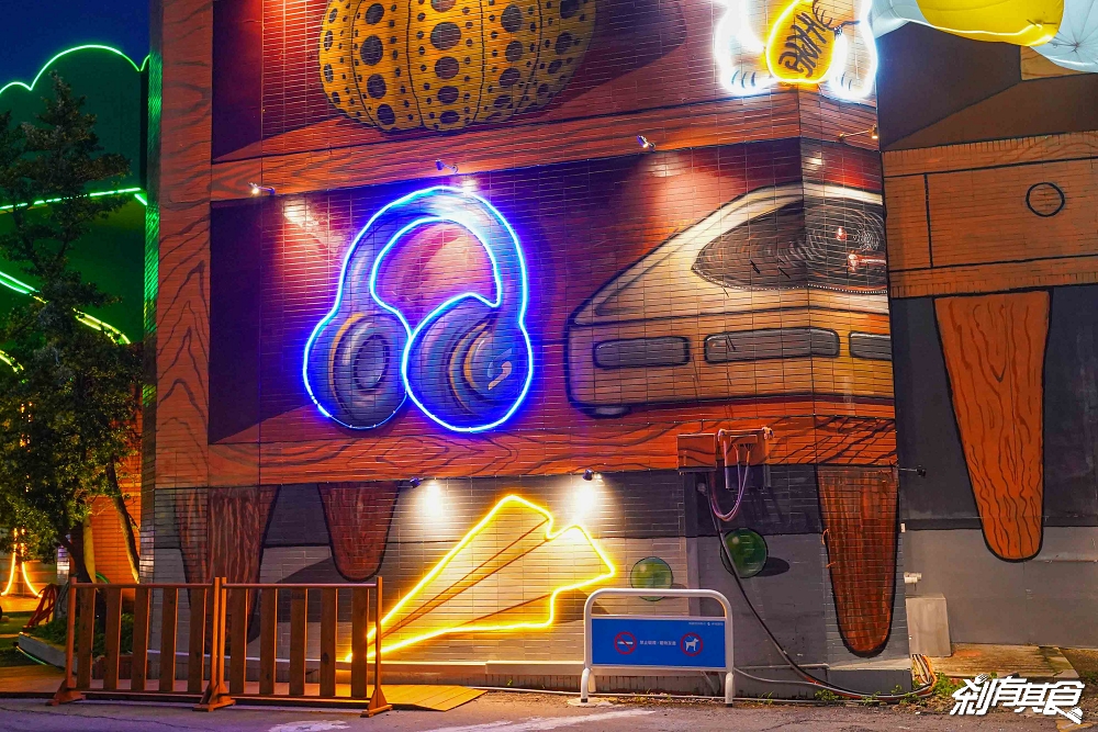 芊動彰化親子園區，彰化最新免費景點，坤悅開發打造「爬牆大貓、三隻小豬、貓咪巴士」夜間點燈也很美