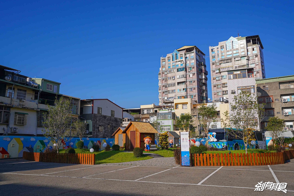 芊動彰化親子園區，彰化最新免費景點，坤悅開發打造「爬牆大貓、三隻小豬、貓咪巴士」夜間點燈也很美