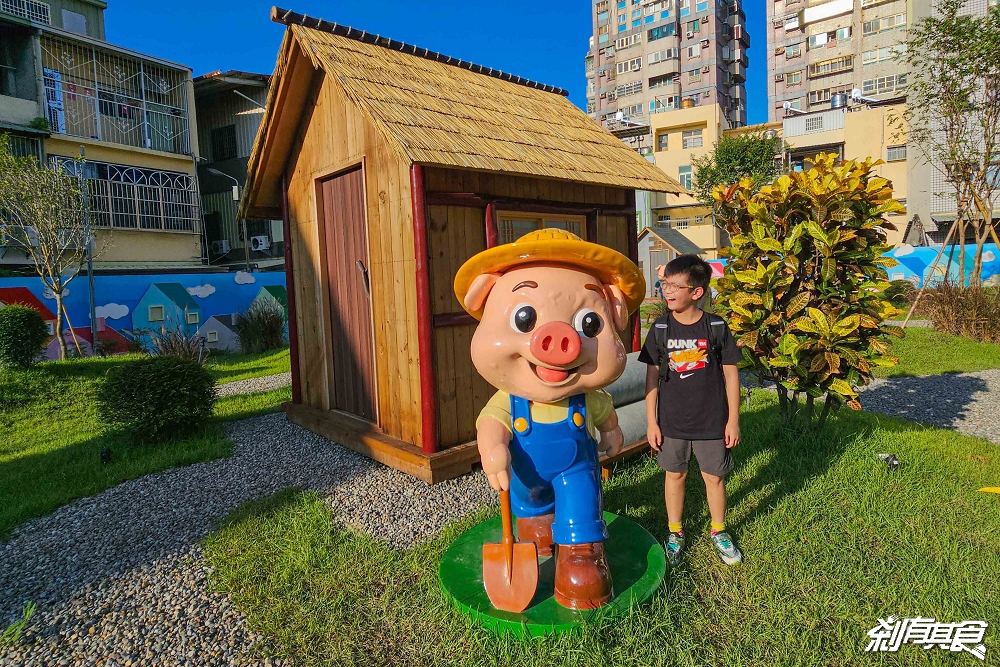 芊動彰化親子園區，彰化最新免費景點，坤悅開發打造「爬牆大貓、三隻小豬、貓咪巴士」夜間點燈也很美