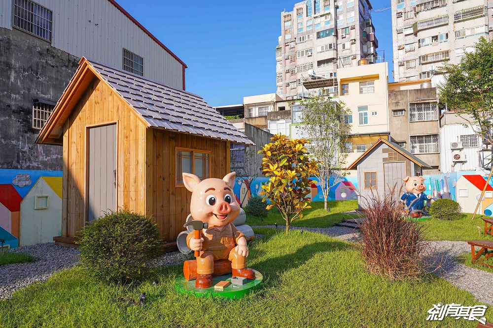 芊動彰化親子園區，彰化最新免費景點，坤悅開發打造「爬牆大貓、三隻小豬、貓咪巴士」夜間點燈也很美