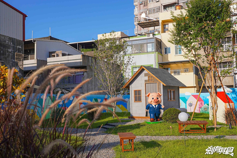芊動彰化親子園區，彰化最新免費景點，坤悅開發打造「爬牆大貓、三隻小豬、貓咪巴士」夜間點燈也很美