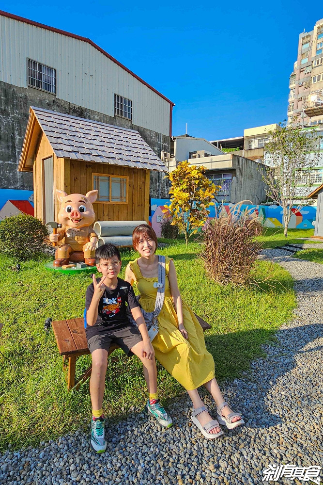 芊動彰化親子園區，彰化最新免費景點，坤悅開發打造「爬牆大貓、三隻小豬、貓咪巴士」夜間點燈也很美